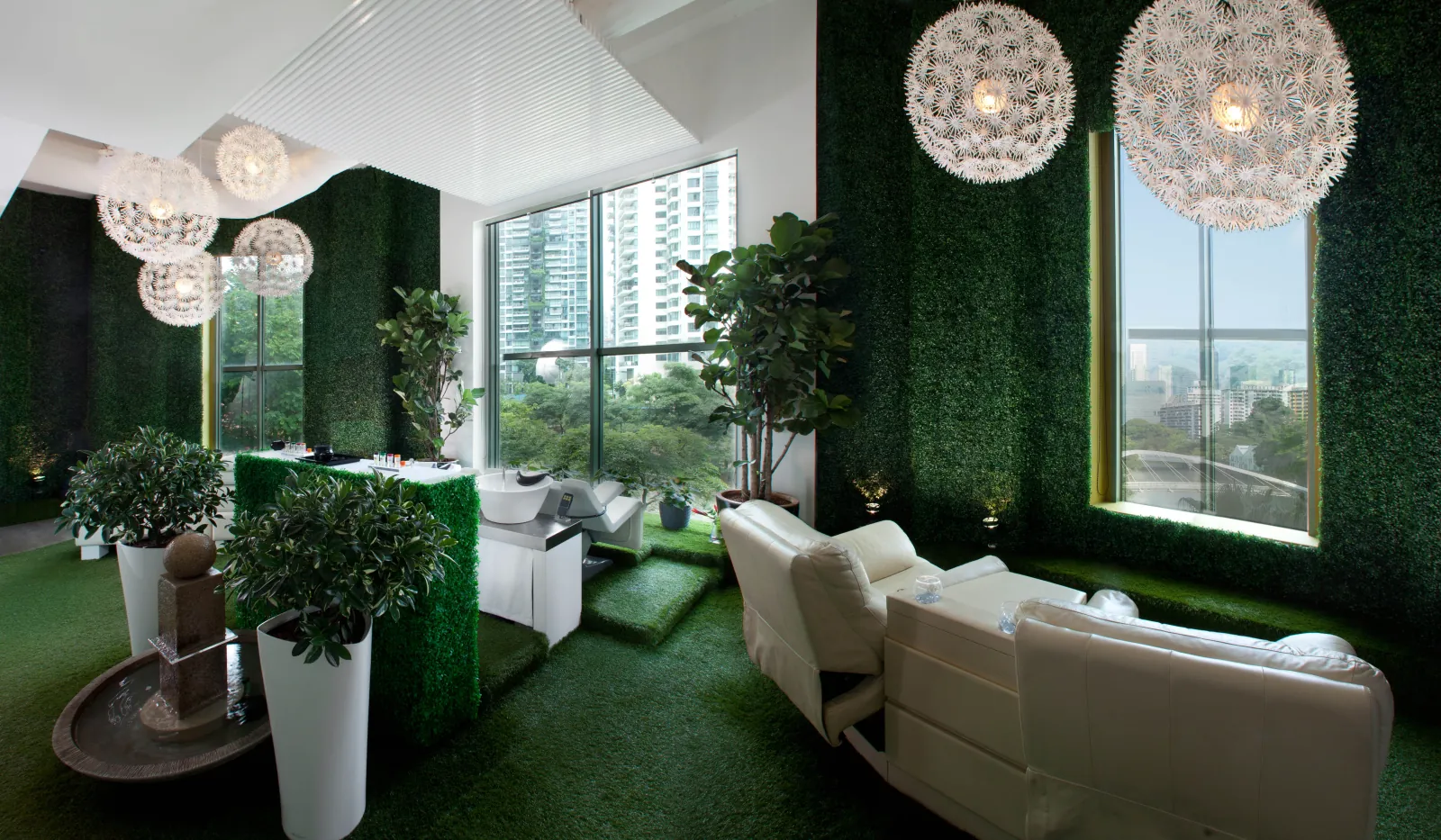 Deluxe Garden Suite — garden-walled lounge overlooking the Singapore River